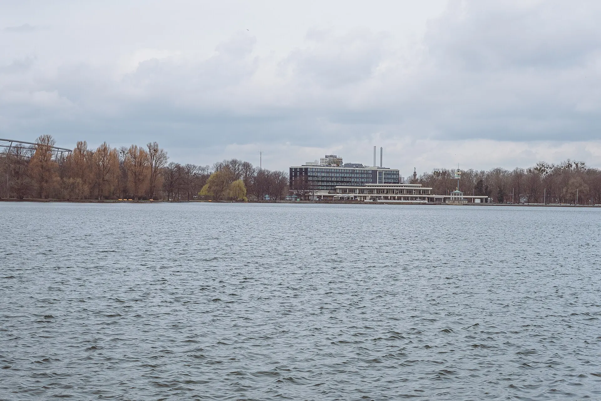 Blick über den Maschsee auf das Courtyard by Marriott Hotel in Hannover