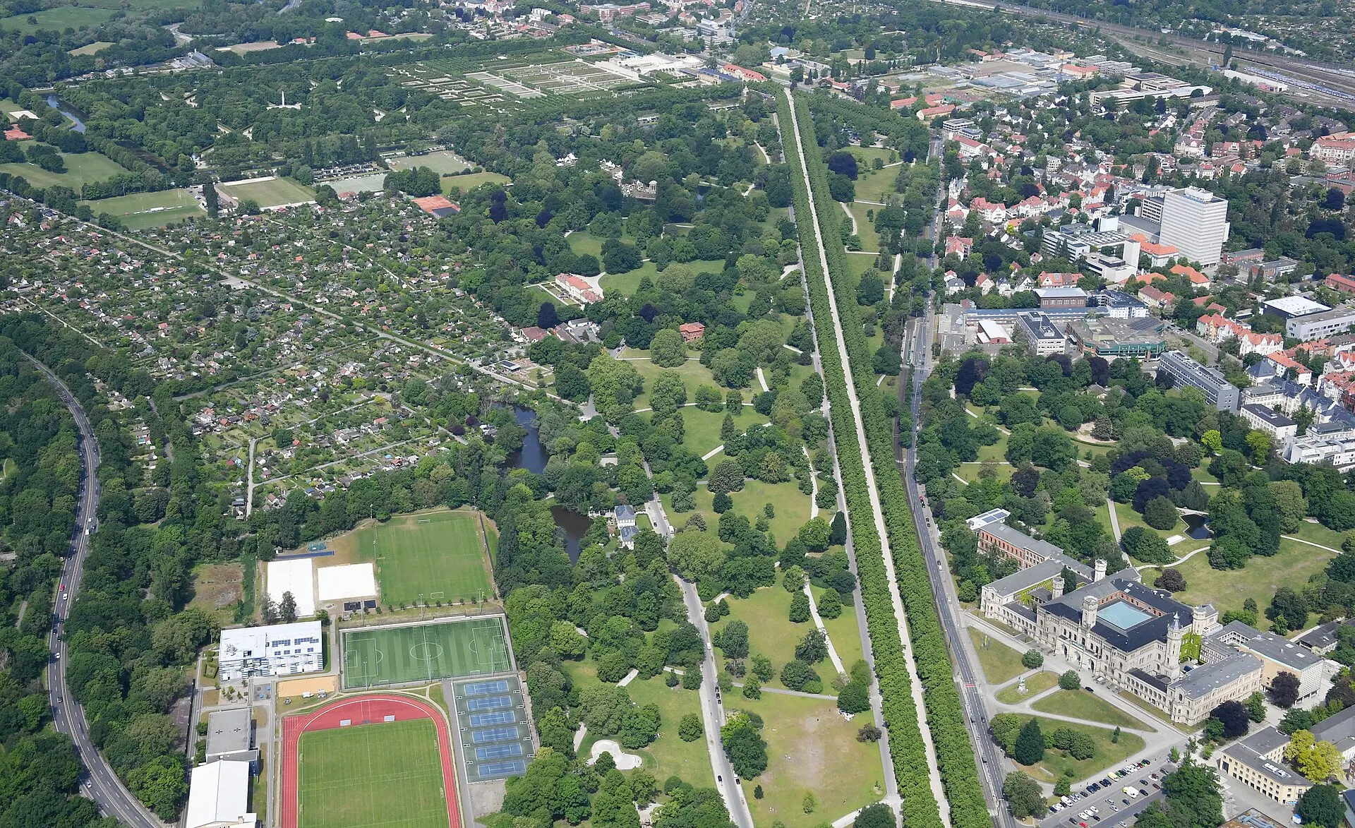 Georgengarten mit Herrenhäuser Allee in Hannover aus der Luft
