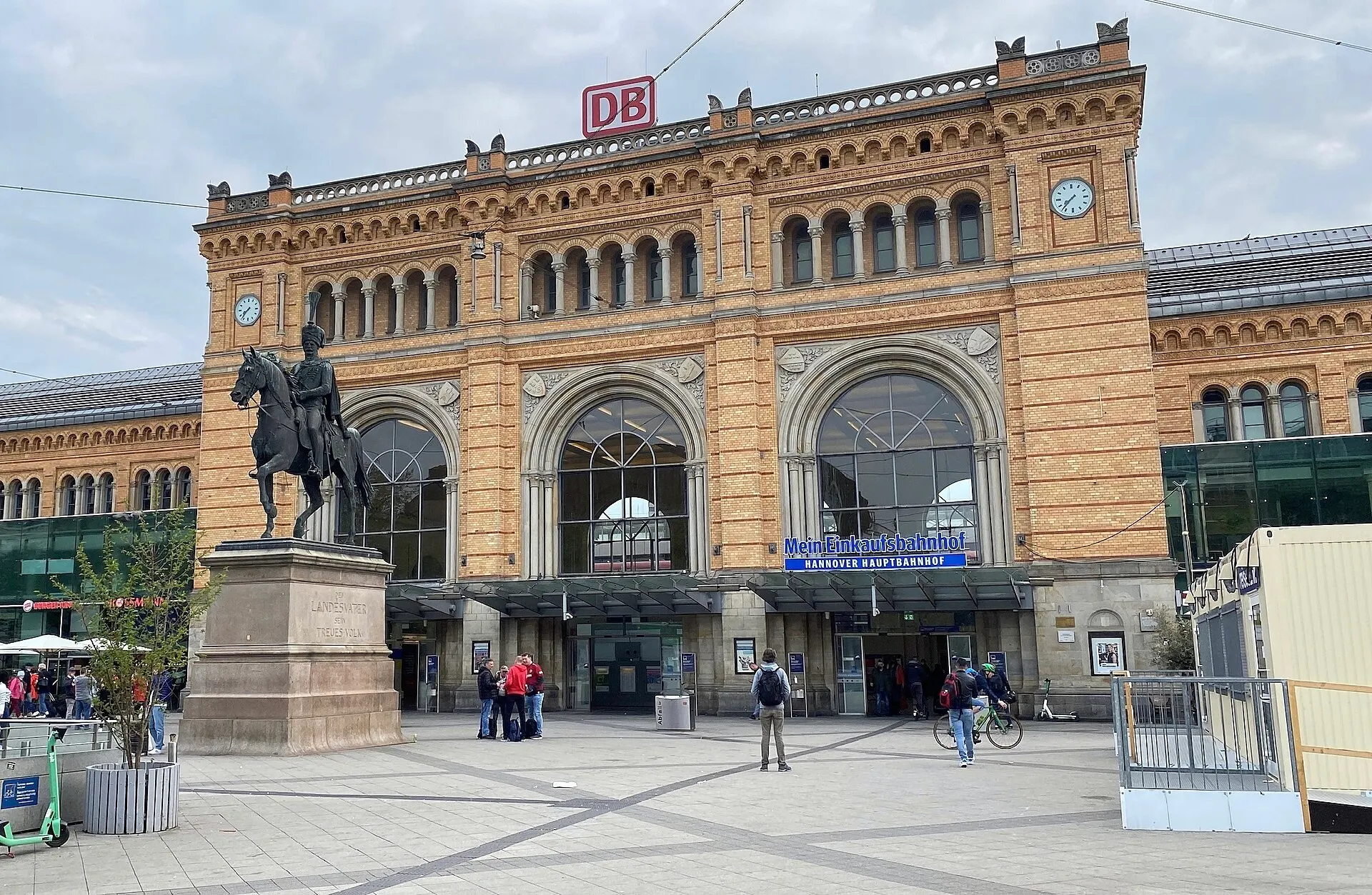 Hauptbahnhof Hannover mit Ernst-August-Denkmal
