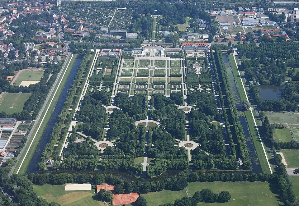Herrenhäuser Gärten (Großer Garten) in Hannover aus der Luft