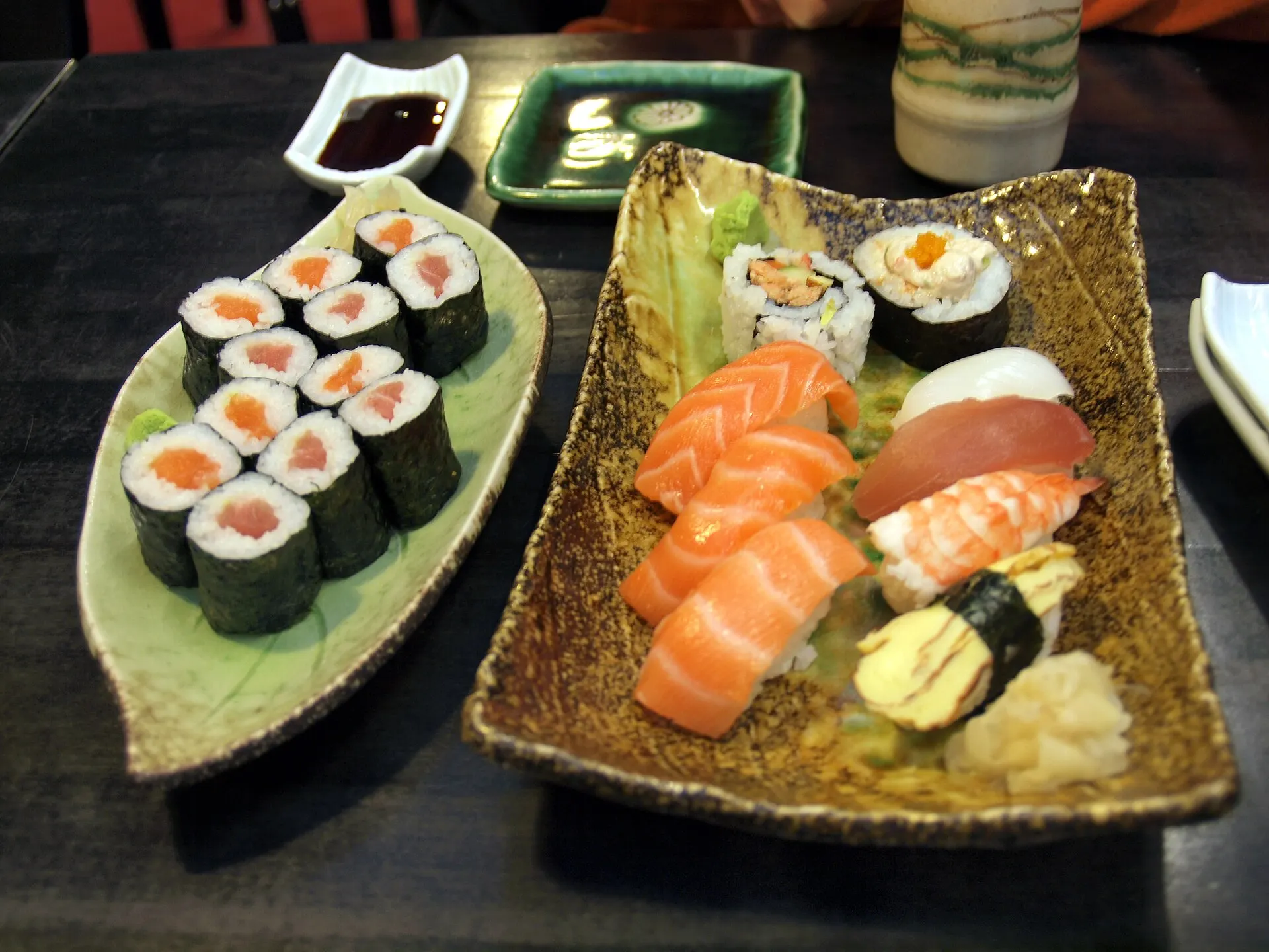 Symbolbild: Sushi-Platte mit Nigiri und Maki auf Keramikgeschirr