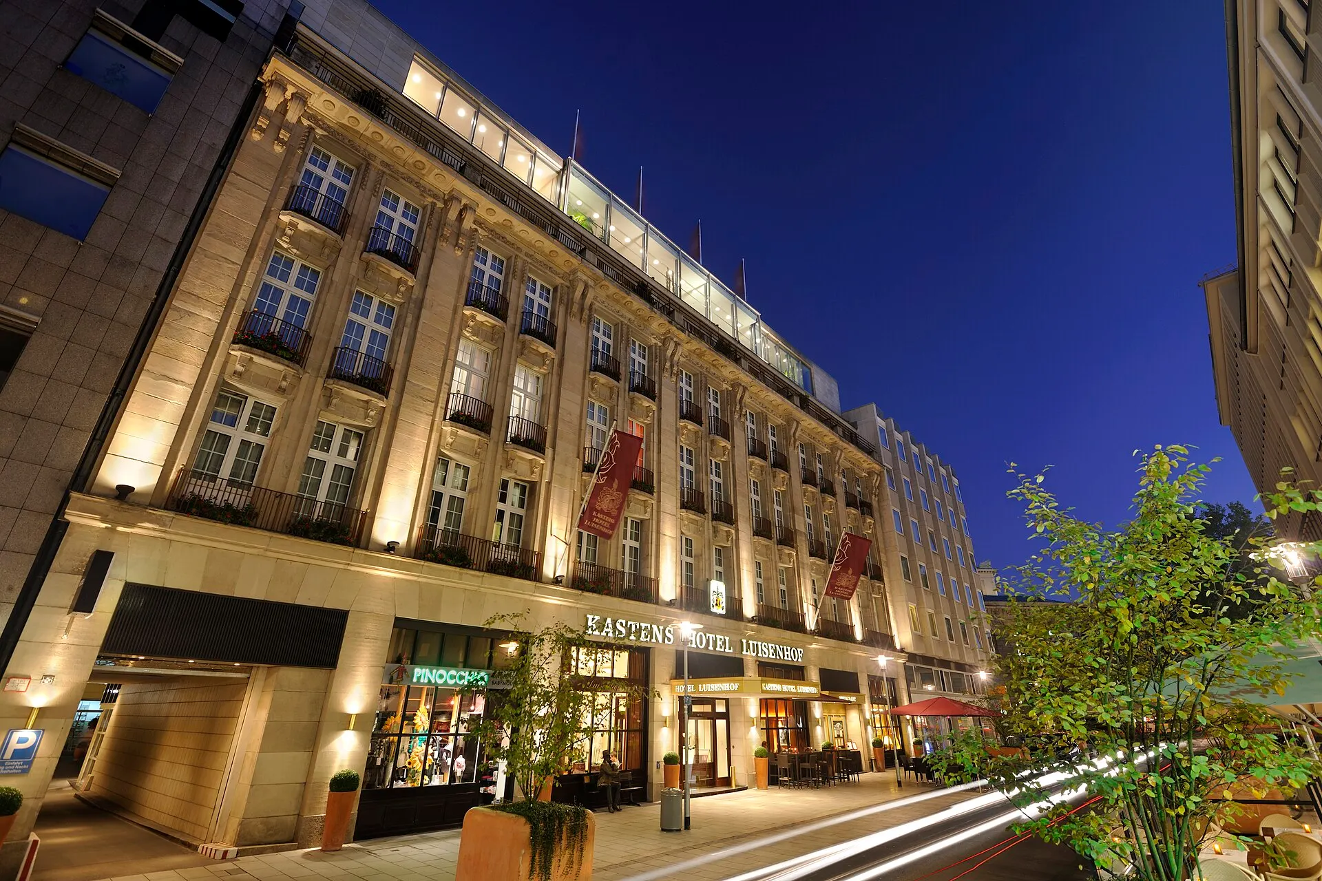 Beleuchtete Fassade des Kastens Hotel Luisenhof in der Luisenstraße in Hannover