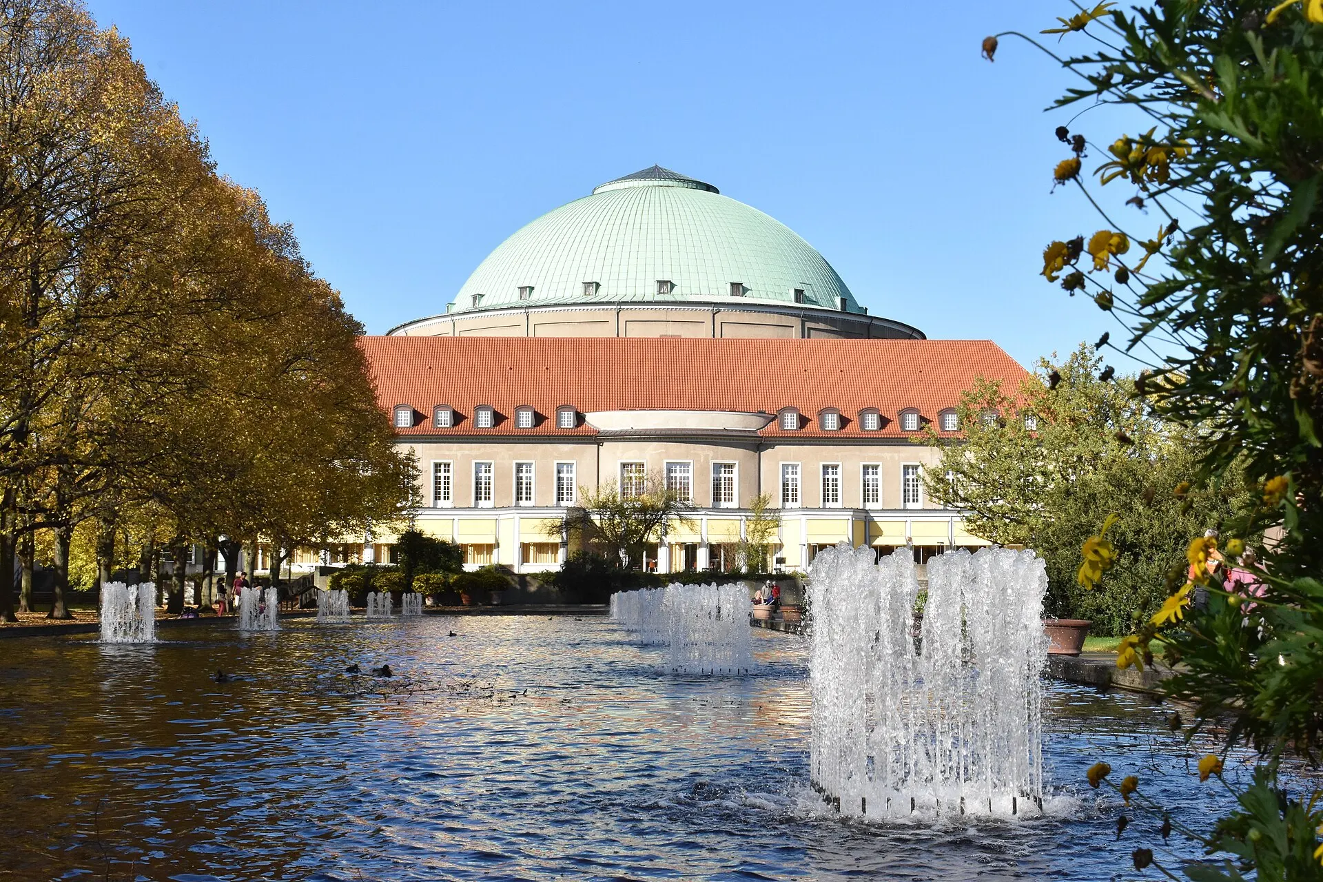 Stadtpark Hannover mit Springbrunnen und Kuppelsaal des HCC