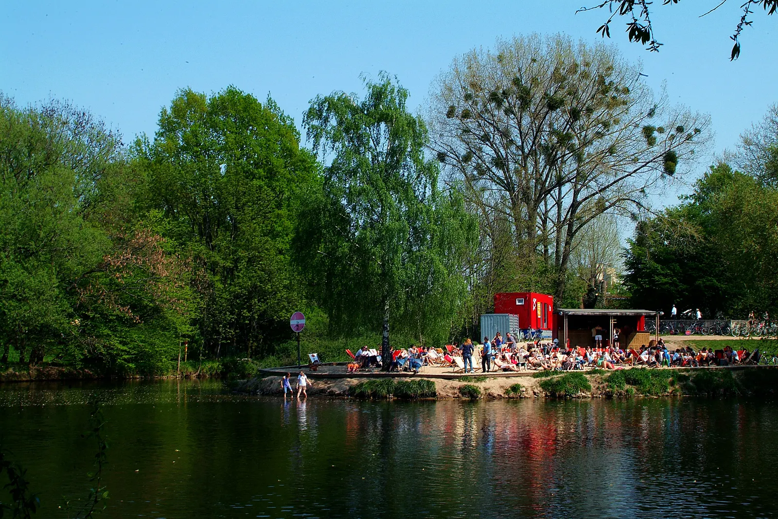 Die Strandbar Strandleben am Weddigenufer auf der Fährmannsinsel in Hannover